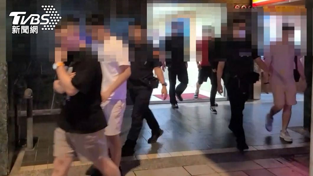 警方將逾20名賭客帶回偵辦。(圖/TVBS)