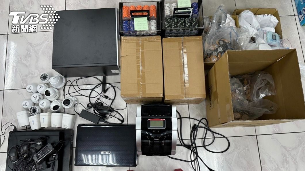 警方查扣賭具、監視器等證物。(圖/TVBS)