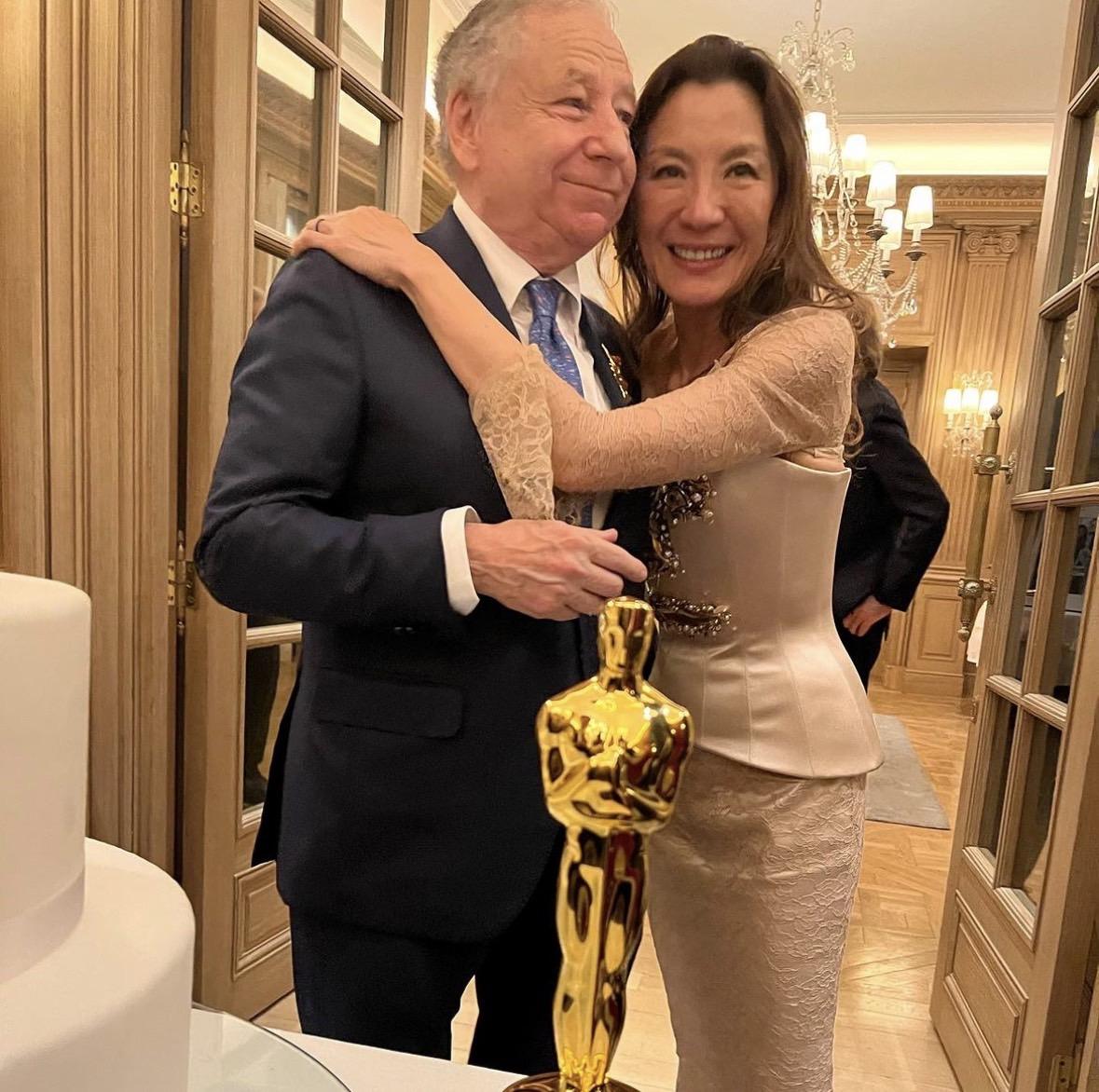 楊紫瓊與尚陶德（Jean Todt）開心合影，桌上還放著奧斯卡獎座。（圖／翻攝自IG）