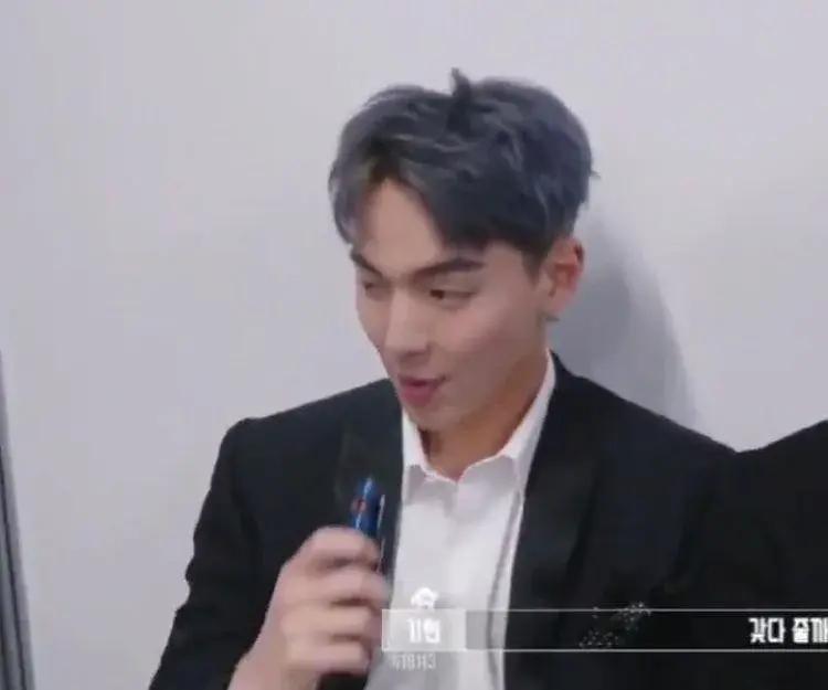 SHOWNU曾在其他場合被直擊在室內抽電子煙。(圖/翻攝自theqoo)