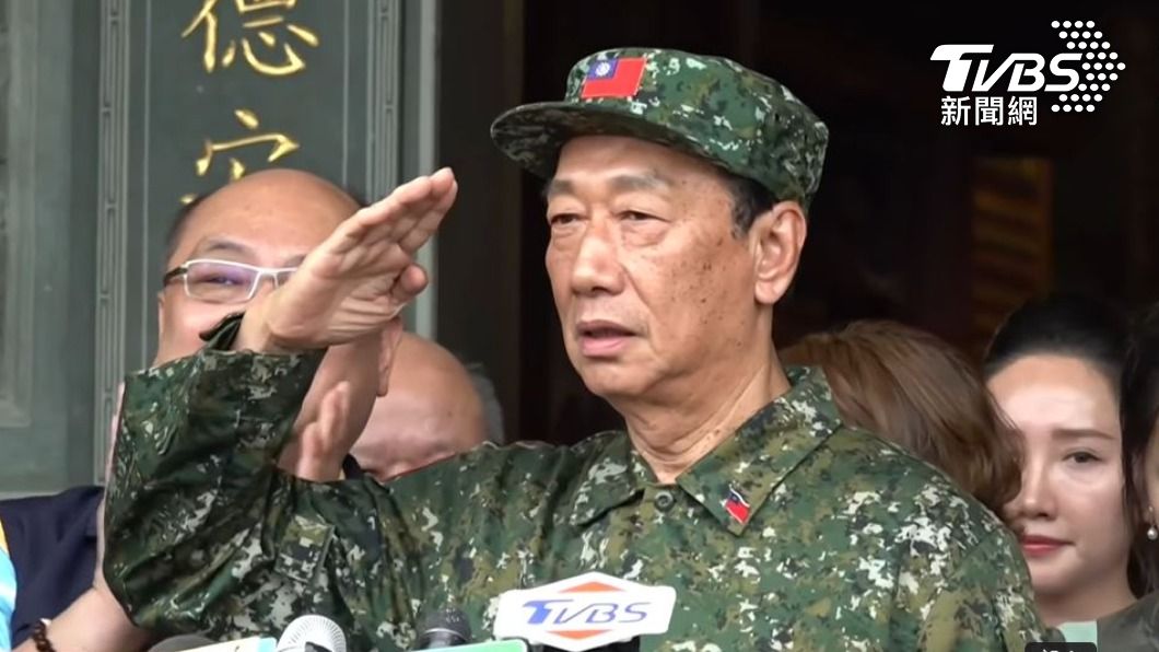 郭台銘穿「迷彩服」現身 向國軍致敬喊:戰爭無情和平無價