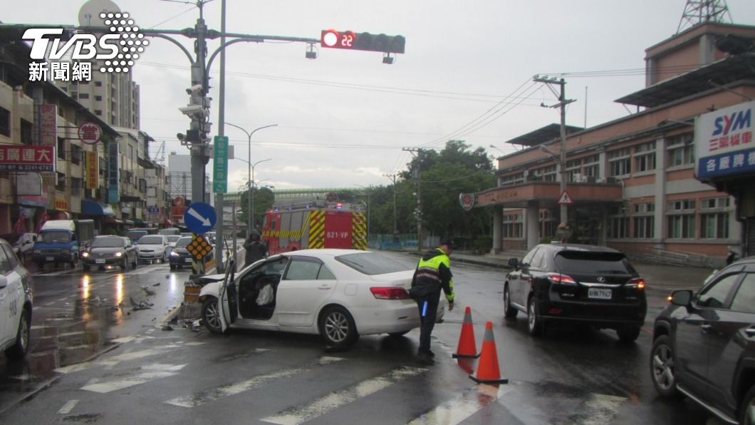 小轎車酒駕自撞分隔島。(圖/TVBS)