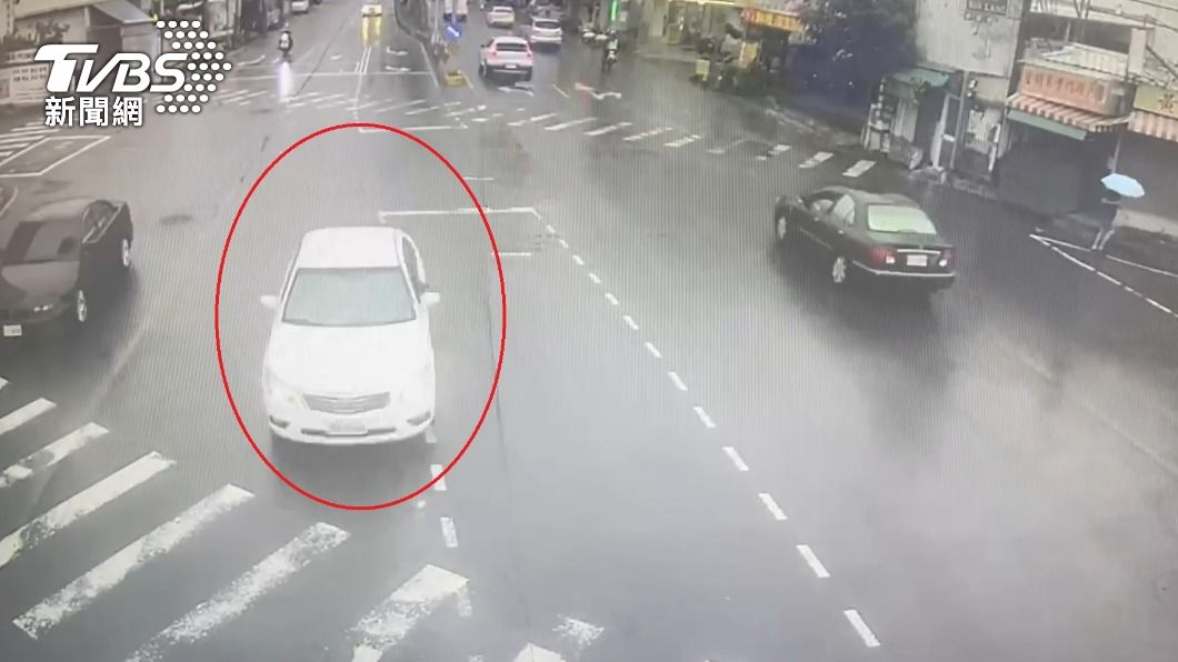 小轎車自撞分隔島前,行駛在內側車道。(圖/TVBS)
