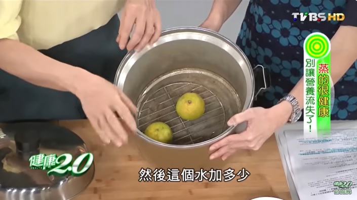 將檸檬切半放入電鍋中,並連同蒸架一倂置入。(圖/健康2.0)