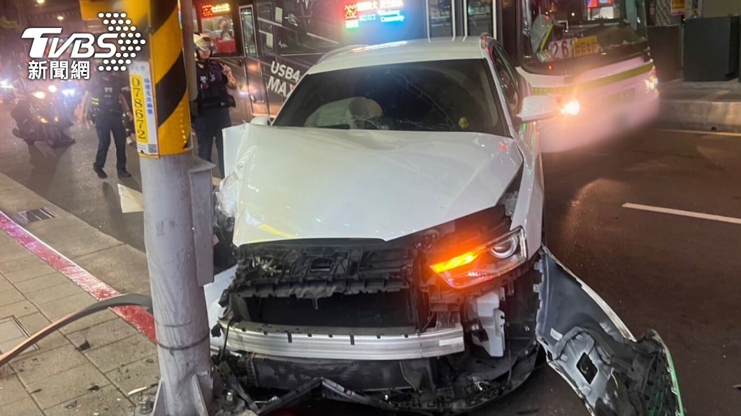 你累了嗎?男駕車偏移「自撞電線桿」車頭全毀:精神不濟