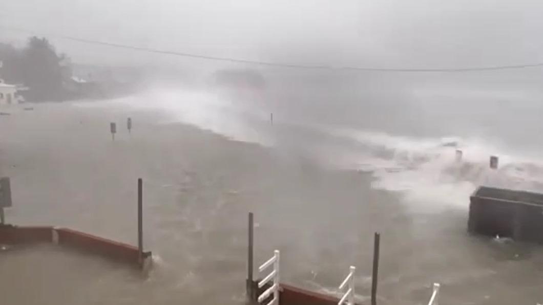 海水倒灌灌爆停車場。（圖／漂浮鯨魚提供）