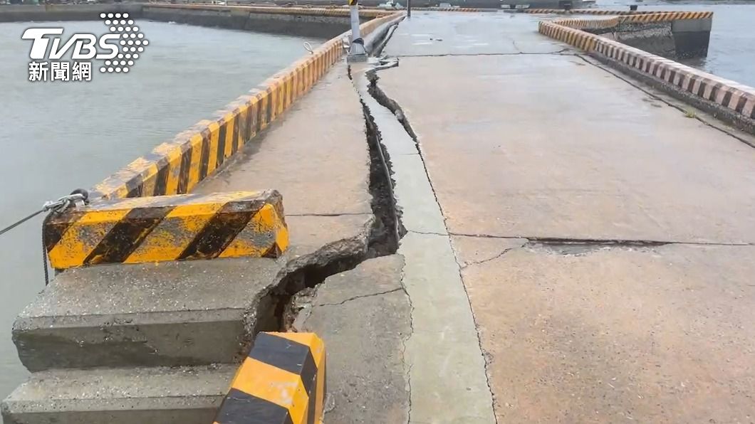 超強風雨讓道路出現裂縫。（圖／TVBS）
