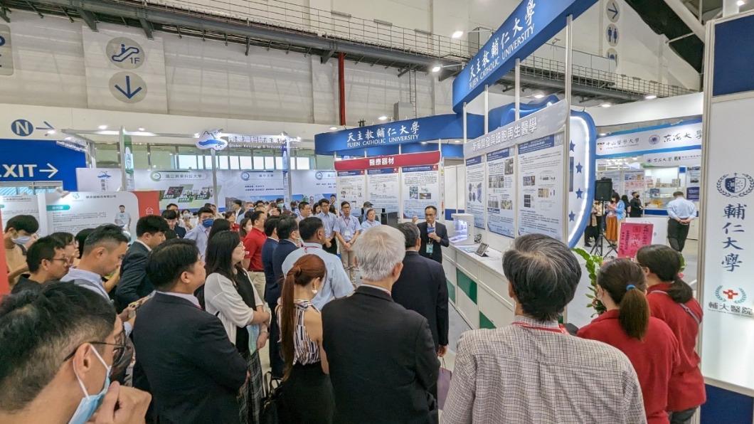 輔大的展示攤位擠進非常多參觀民眾。（圖／輔大提供）