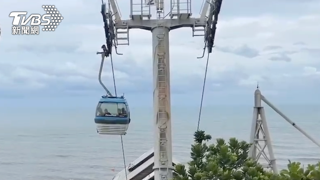 快訊/怎麼不動了...花蓮海洋公園纜車卡半空中 遊客傻住