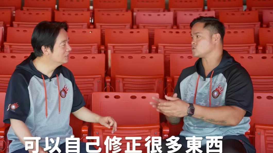 台灣知名棒球好手「大師兄」林智勝擔任教練,親自指導賴清德投打。(圖/翻攝賴清德youtube)