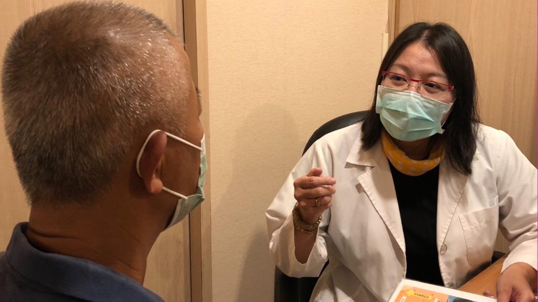 苦往肚裡吞!壯年男壓力大到「視力模糊」 醫揭男性憂鬱兇手
