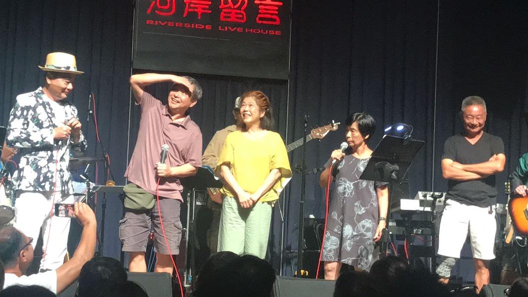 陳昇(左起)介紹弟弟、妹妹等多位家人登台。(圖/讀者提供)