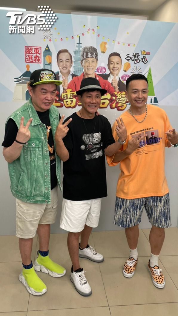王雷(中)帶著康康、小鐘一起直播,體驗當直播主的快感。(圖/謝佩樺攝)