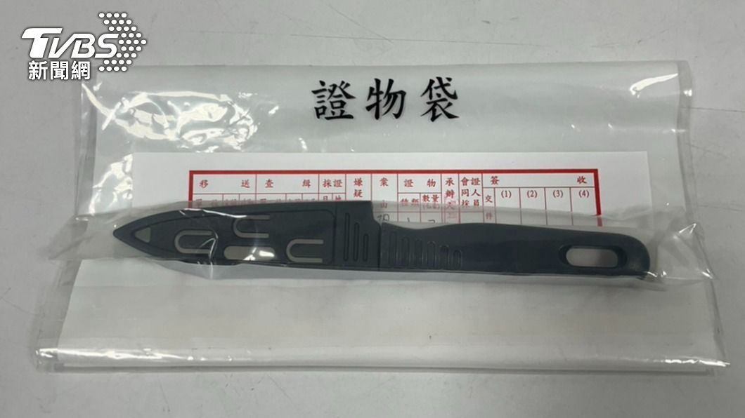 警方查扣小刀。(圖/TVBS)