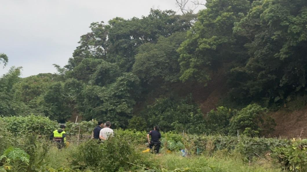 男子離奇陳屍菜園,警方到場調查。(圖/民眾提供)