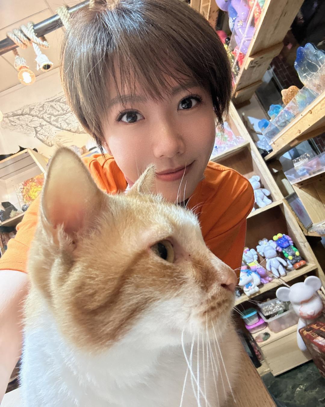 大牙曬出與貓咪的合照。(圖/翻攝自大牙臉書)