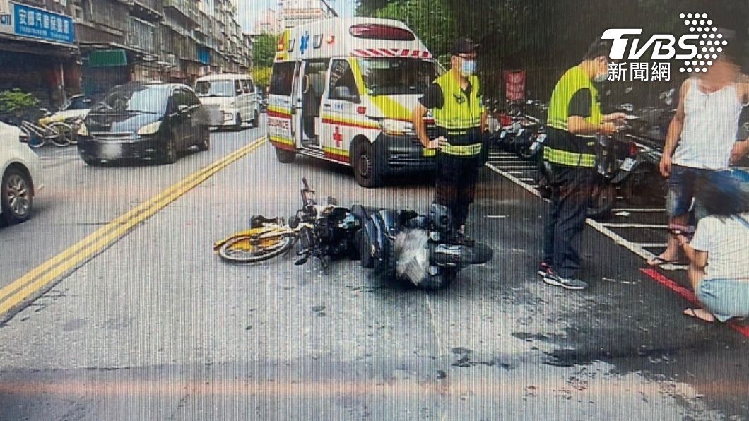 腳踏車違規跨越雙黃線左轉，不慎與機車對撞。（圖／TVBS）