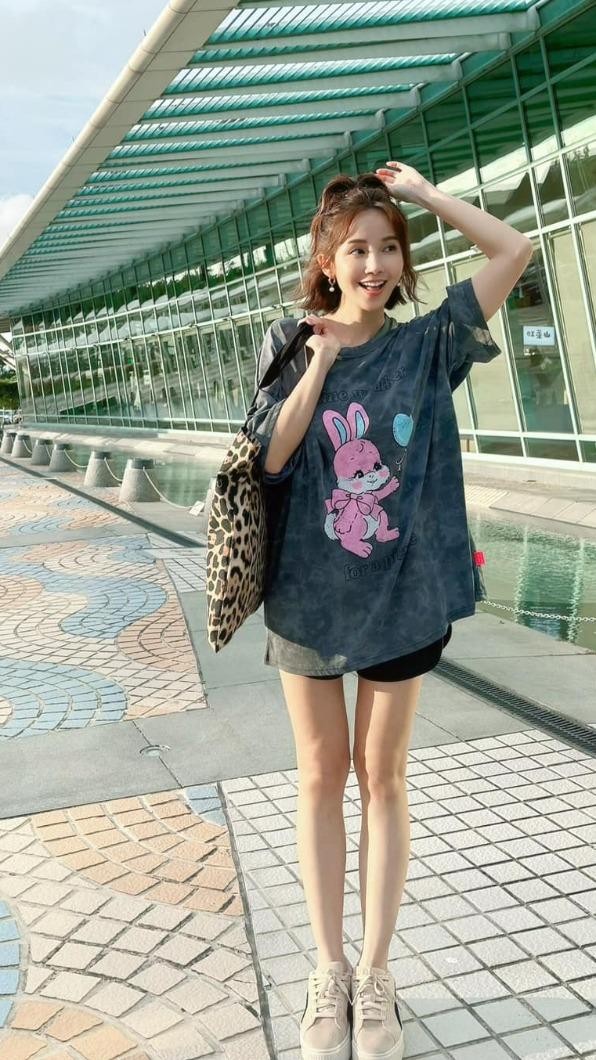 即使當媽,鍾欣怡還是維持少女模樣。(圖/翻攝自鍾欣怡臉書)
