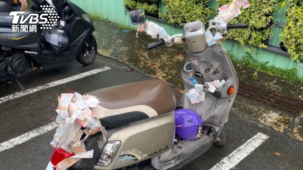路邊機車「繳費單」貼滿滿!網友:多到成為一種風格