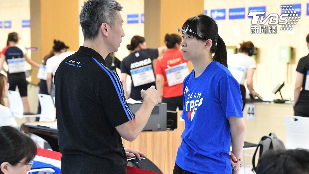 陳俞如比賽中教練給予支援。(圖/胡瑞麒攝)