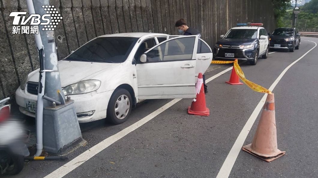 北市駕駛倒臥車內「一動也不動」 警消搶救驚見他死亡多時