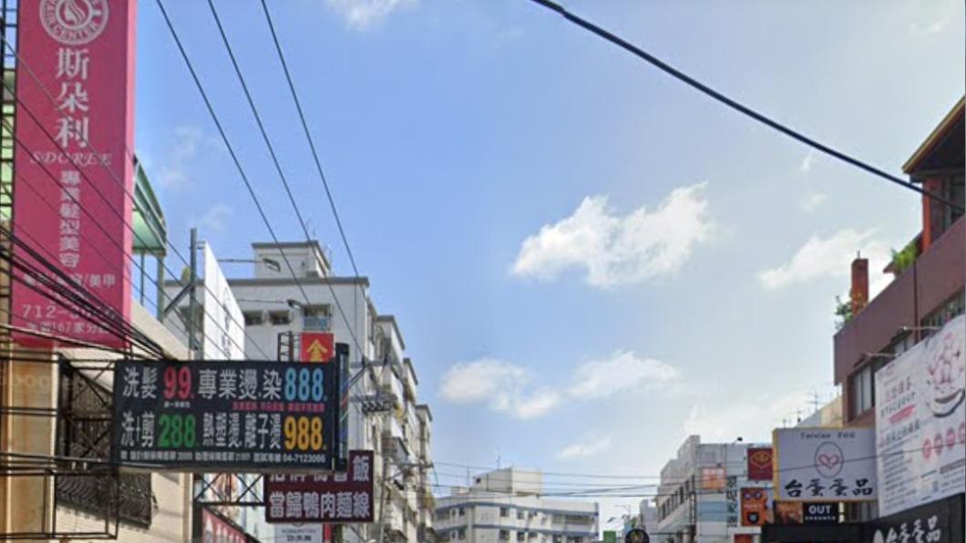 台灣招牌相當多,時常林立在路旁相當醒目,不過關於設置相關規定業者仍須遵守。(圖/翻攝自google map)