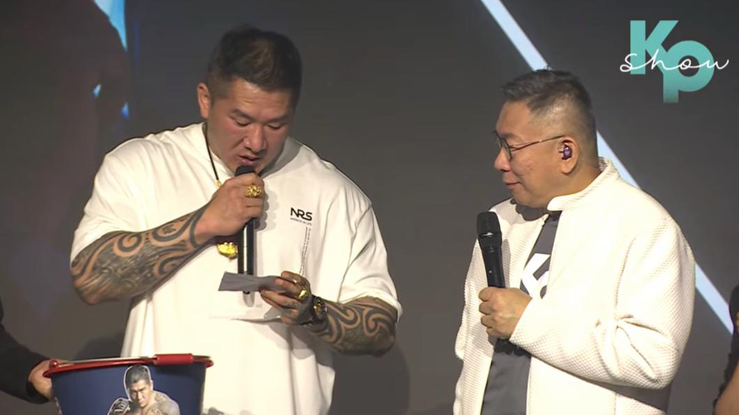 柯文哲演唱會特別嘉賓「館長」 一出場逼問:初吻何時?