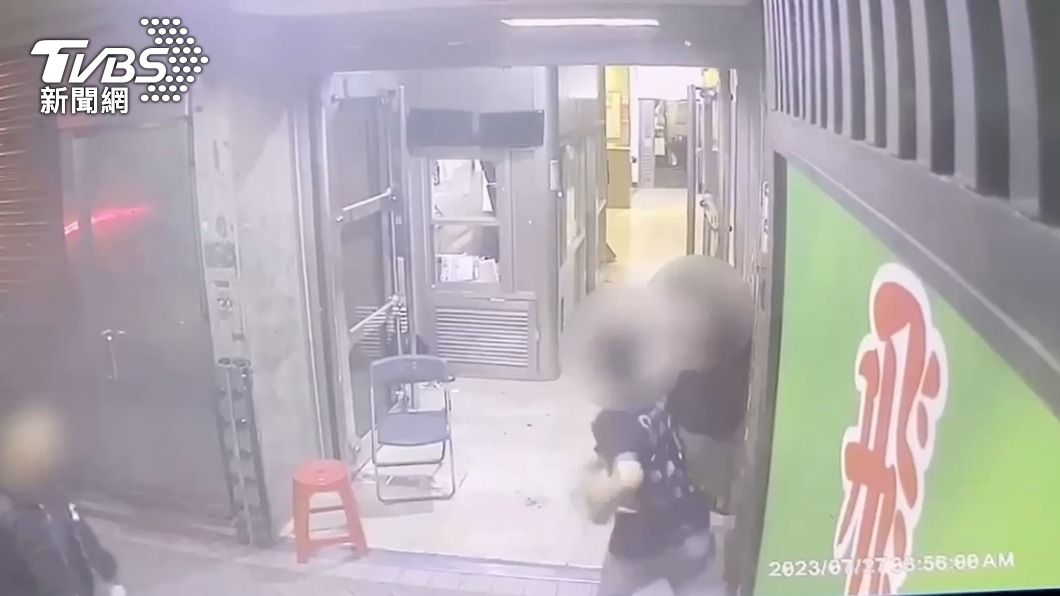陳男與業者爆發肢體衝突。(圖/TVBS)