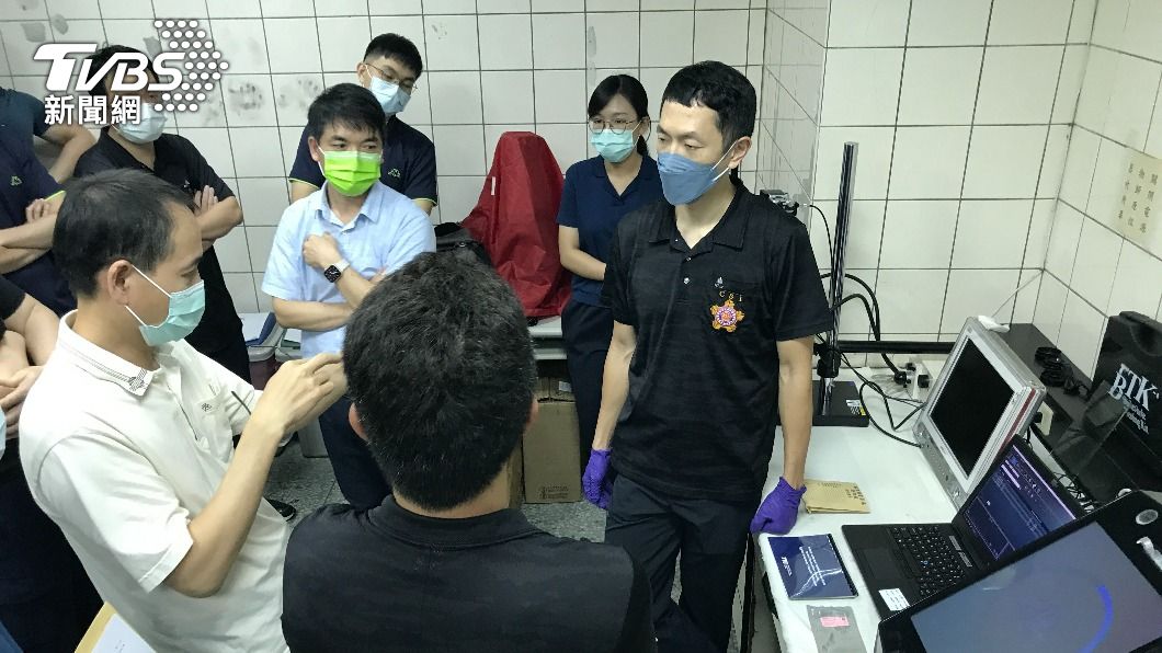 流浪13年!無名男屍橫死河床 暖警比對牽線助找回家之路