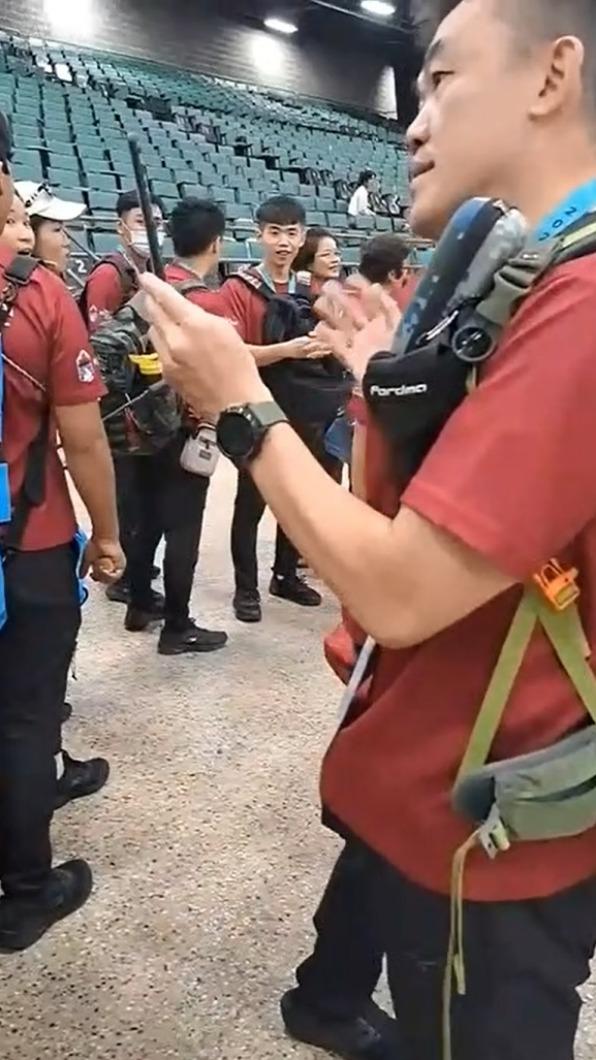桃園市消防員黃郁閔帶著國旗參加開幕式,卻爆出遭警政署官員刁難。(圖/翻攝Facebook)