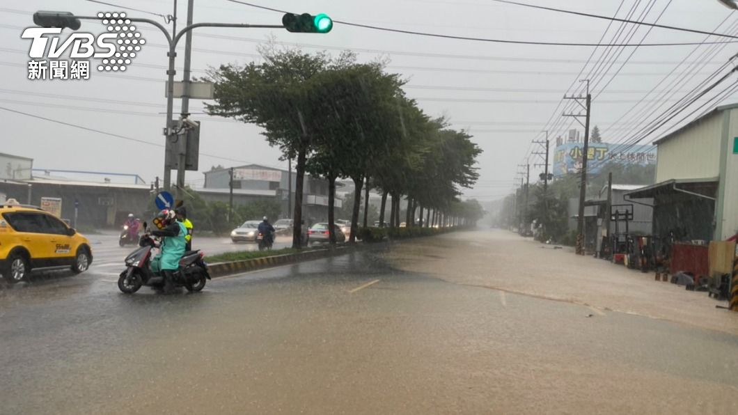 快訊/雨彈炸彰化!積水「路面如黃河」 往南投方向受阻