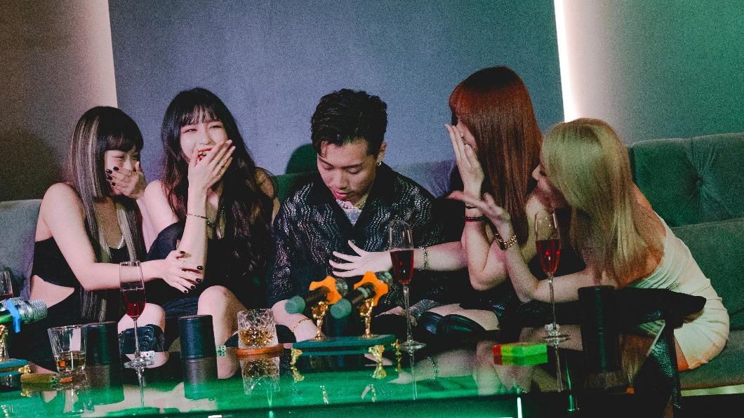 男星轉行當「男公關」被拍!4辣妹陪酒畫面曝光 大喊:吃不消