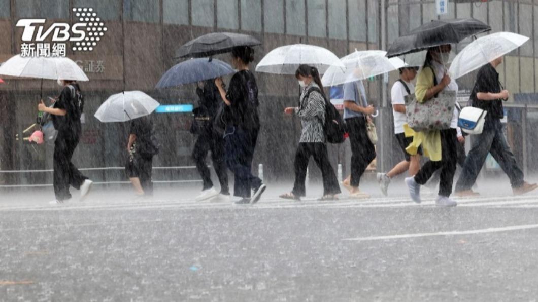 夏季午後雷陣雨頻頻，民眾須記得攜帶雨具備用。（圖／達志影像美聯社）