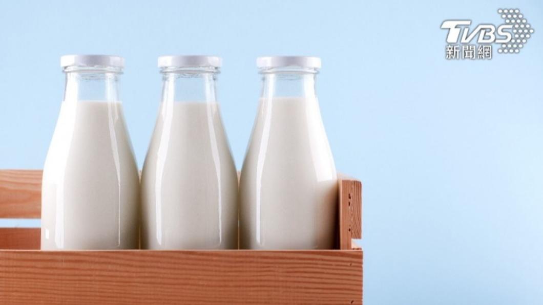 乳類食品如牛乳、乳酪、優酪乳等,其他如魚類、生蚵、蚌類、排骨,都富含鈣質可改善頭痛。(示意圖/shutterstock達志影像)