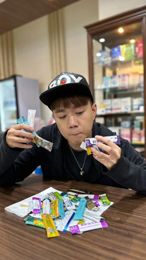 為了開發產品,李岳試吃了無數種益生菌,現在看到糖粉包就會害怕。(圖/李岳提供)