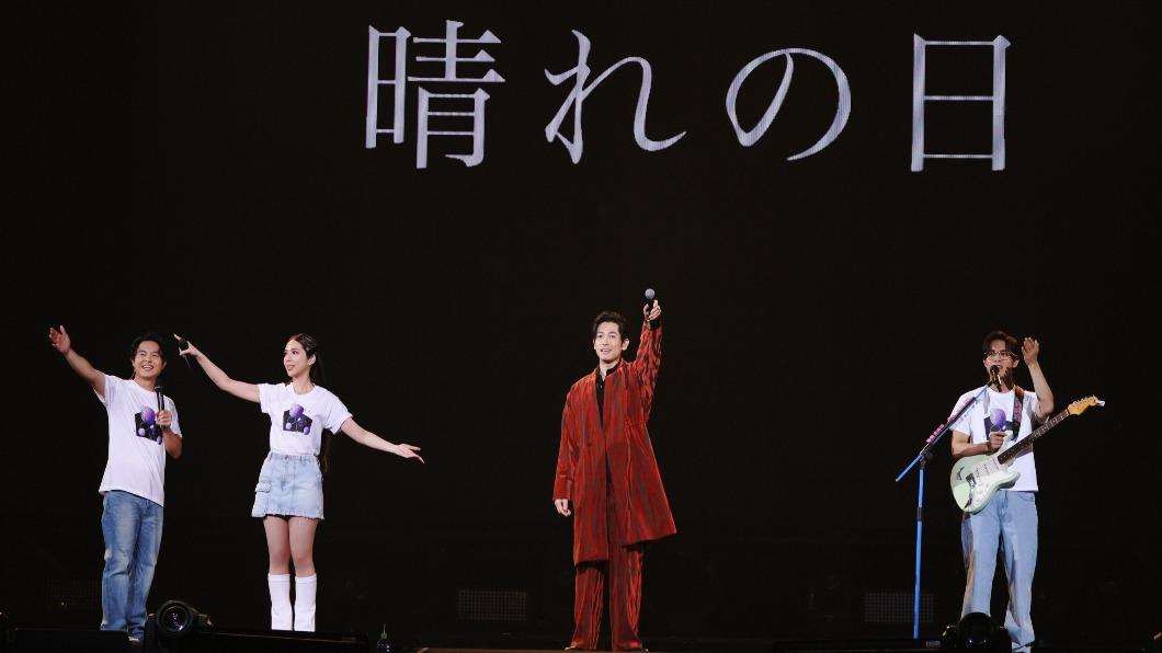 藤岡靛(紅衣)去年7月跟告五人一同登上高雄巨蛋。(圖/相信音樂提供)