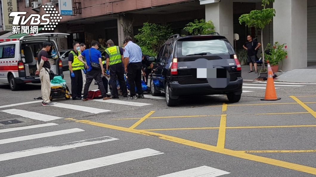 消防員先是用機具把零件磨除掉，再請機車師傅幫忙，把整組零件拆掉。（圖／TVBS）