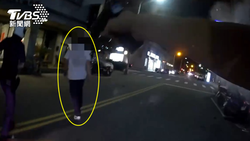 男喝爛醉開車逆向、蛇行撞毀11車 警逮人摔傷忍痛壓制