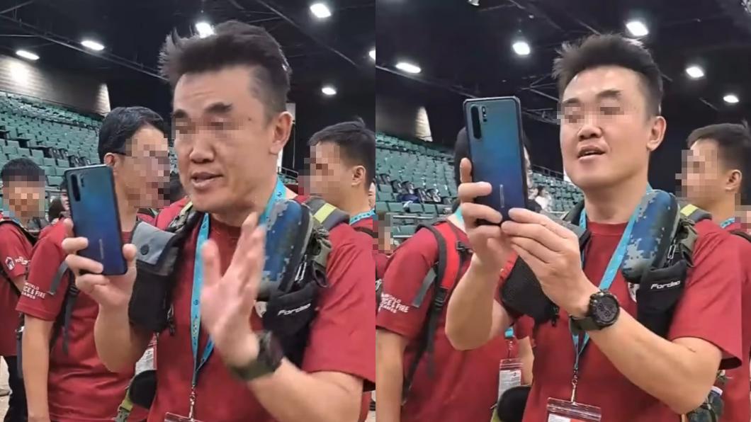 警政署人員拿手機反拍拿出國旗的消防人員。（圖／翻攝Facebook黃郁閔）