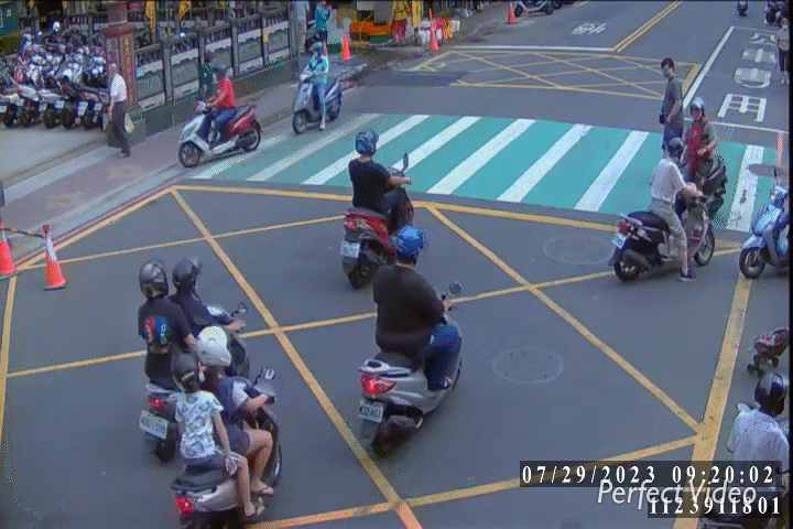 機車騎士為停讓行人反遭後方騎士撞擊。(圖/TVBS)
