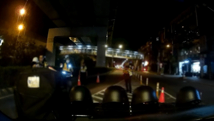通緝犯衝撞警方路檢點。(圖/TVBS)