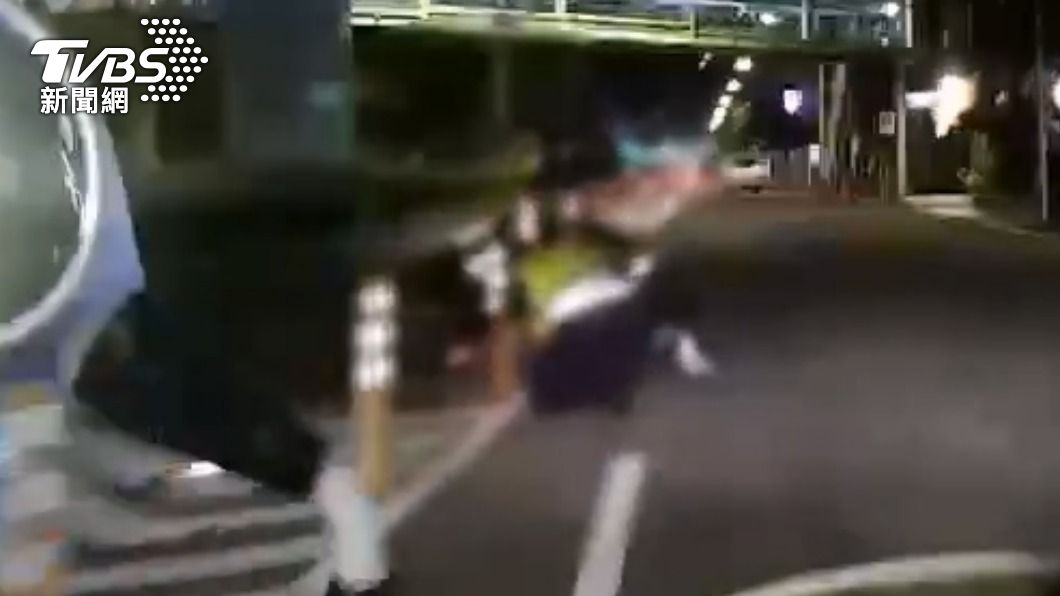 有片/通緝犯催油門衝撞!海山2警鼻樑、雙腳滿是擦挫傷濺血