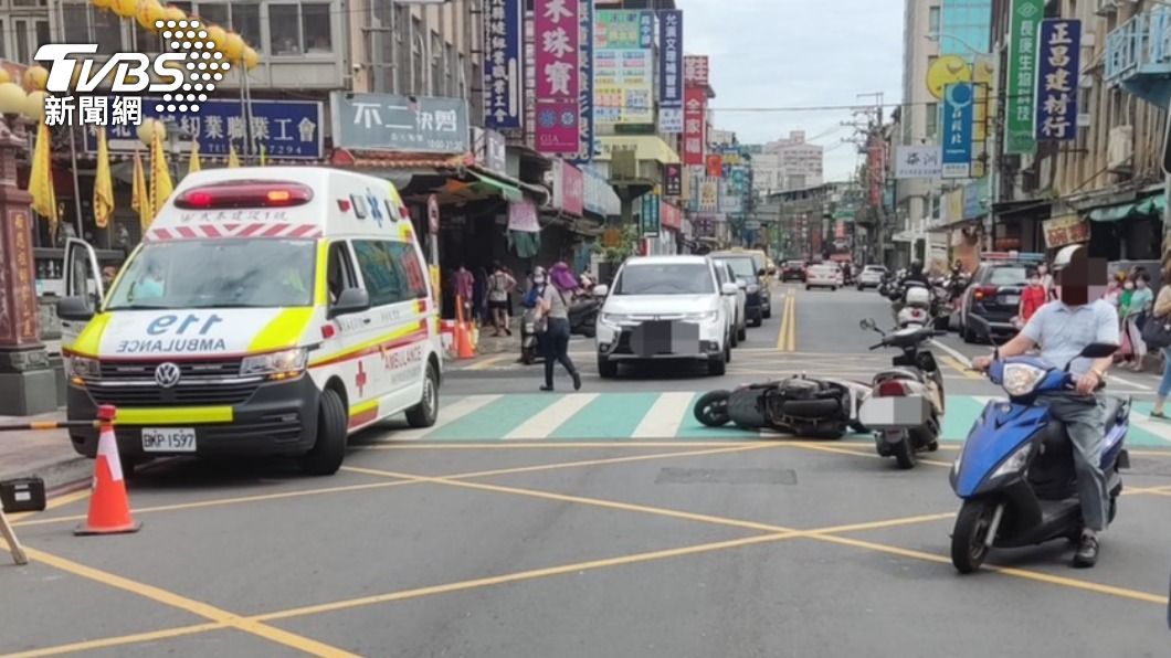 警消獲報到場處理。(圖/TVBS)
