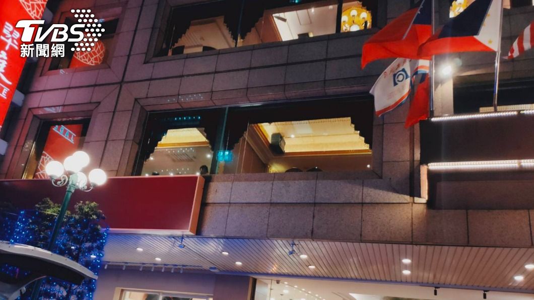 男子不明原因在3樓窗外爬行失足墜樓。(圖/TVBS)