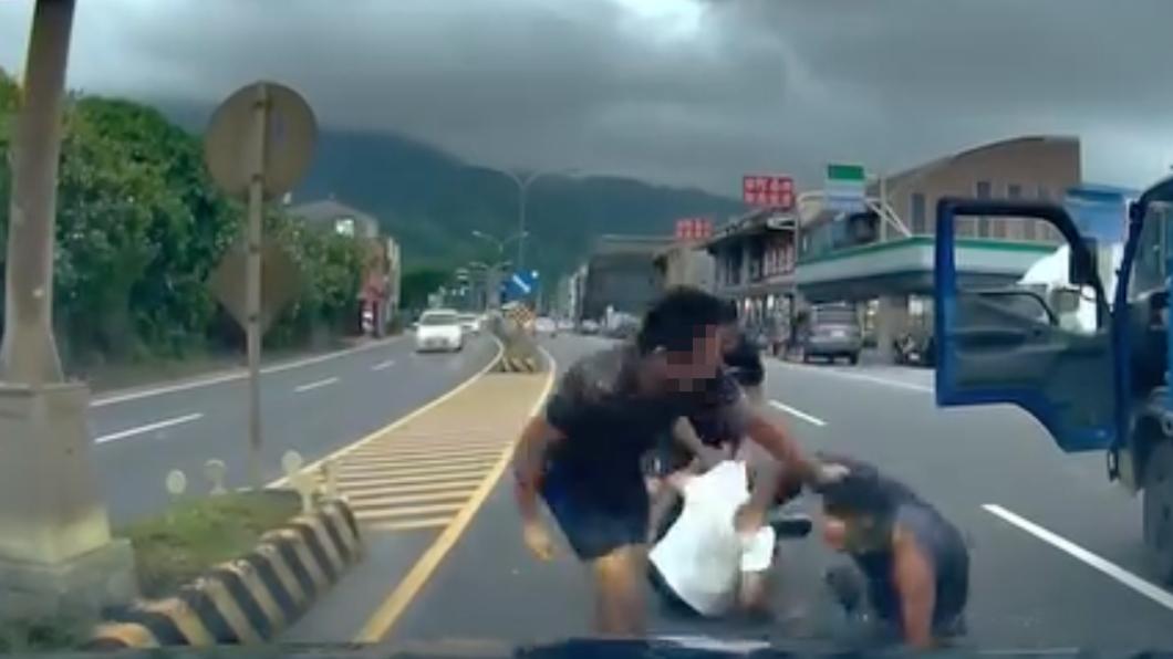 拖下車暴打!砂石車兄弟檔怒毆小貨車父子 馬路上演格鬥盃
