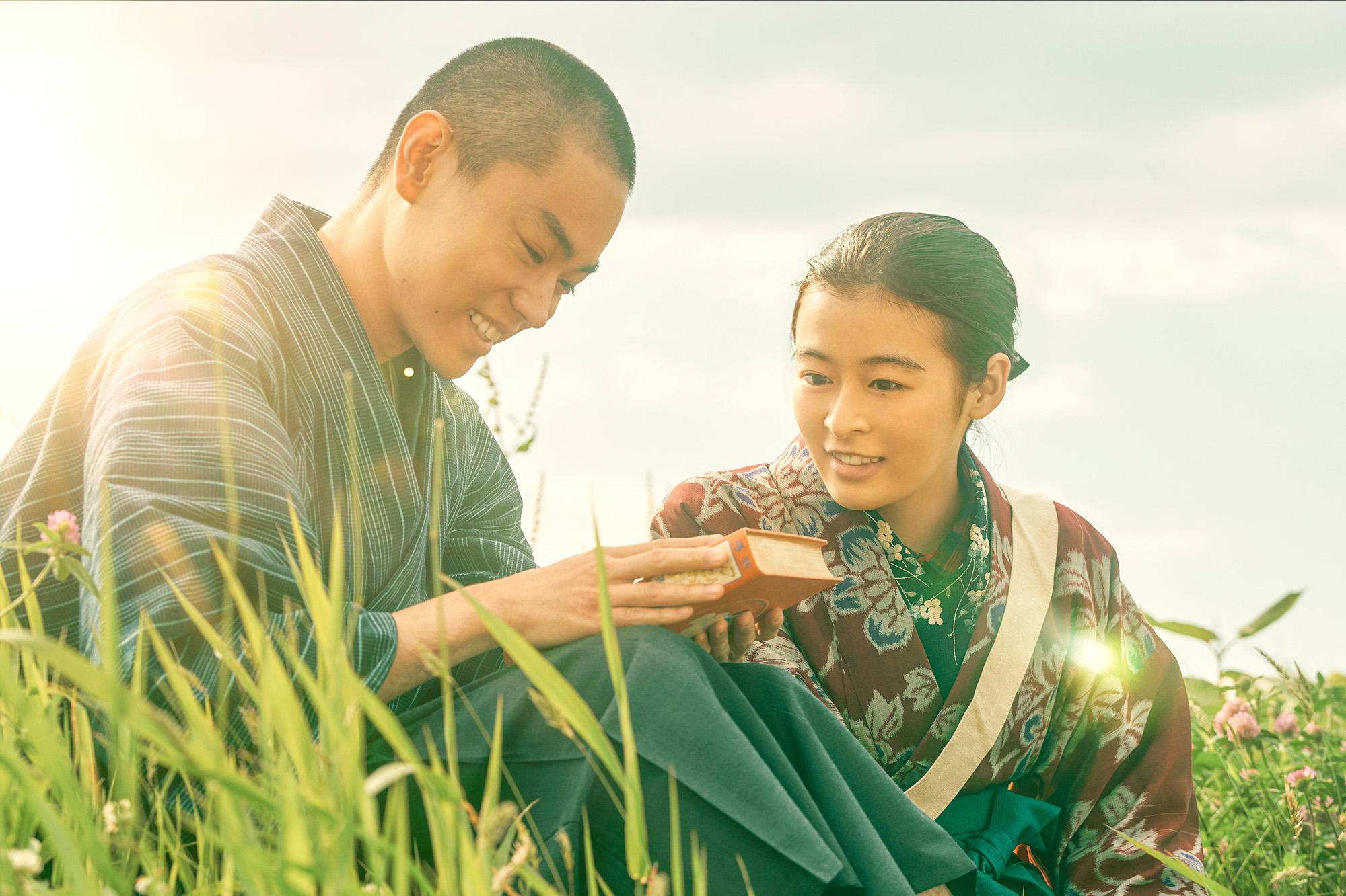 菅田將暉(左)與森七菜(右)聯合主演作家宮澤賢治逝世90週年紀念電影《銀河鐵道之父》。(圖/中影提供)