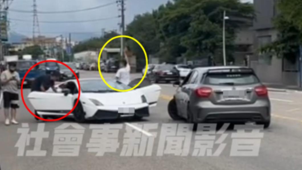 為了女人!賓士男違規迴轉撞小牛超跑「攔車強開門」他嚇到先跑