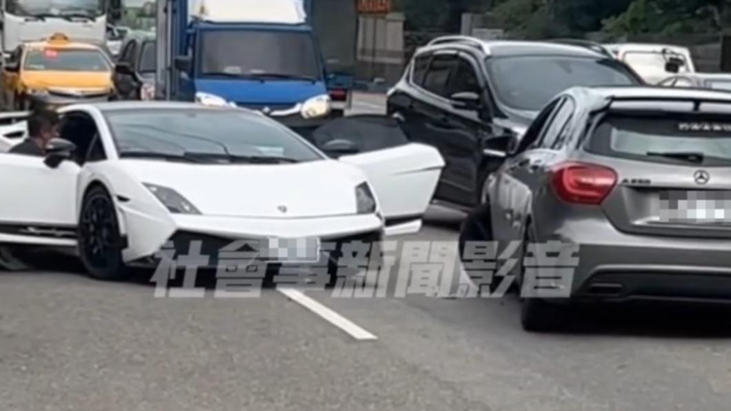 兩車停擋在路中。(圖/翻攝自社會事新聞影音)