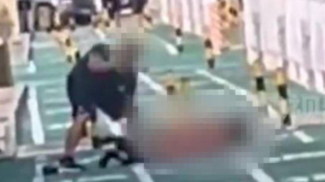 陸女遭扒光當街挨揍！警敷衍結案喊「不算嚴重」：夫妻爭執啦