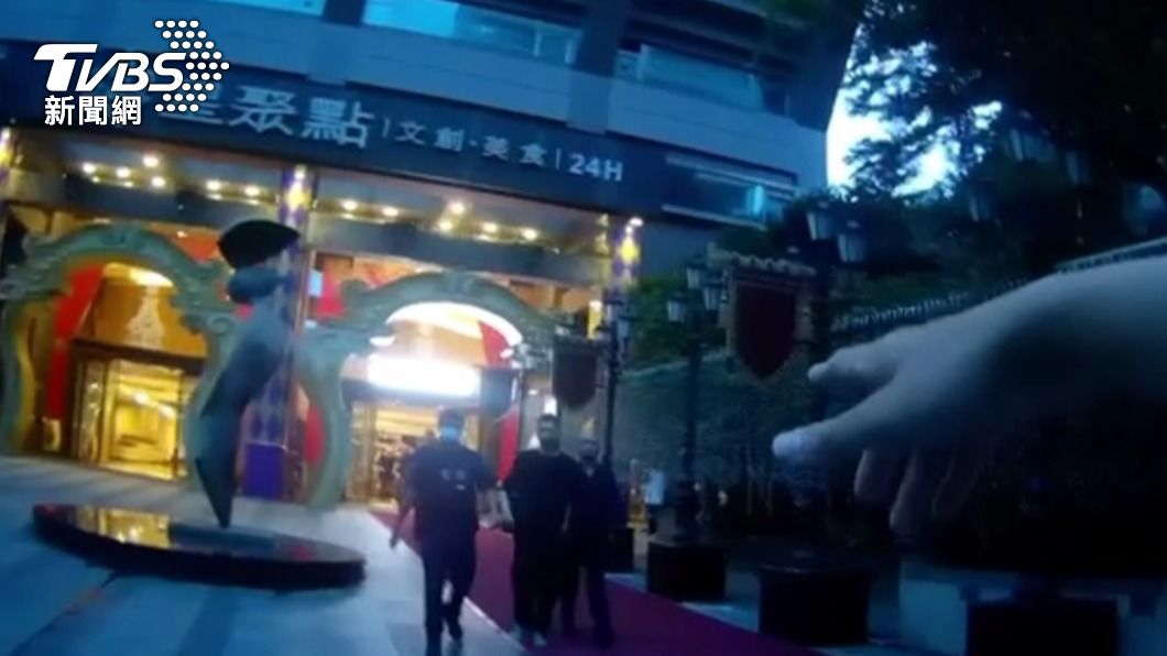 警方將鬧事三名男子帶回派出所。（圖／TVBS）